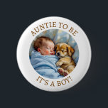 Auntie to BE | Pojks babyskor Knapp<br><div class="desc">En söt blå och brun babydusch Moster för att vara knapp som säger: "Det är en pojke." Teknisk grafik av en nyfödd pojke som bläddrar med valp.</div>