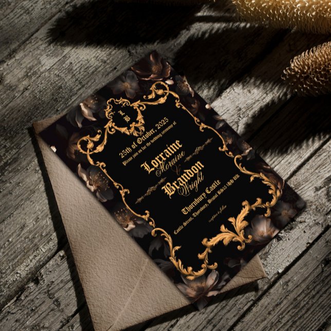 Aurelian Nightfall Gotisk Svart Bröllopsinbjudan Inbjudningar (victorian dark gothic floral wedding invitation with gold ornate frame on wooden rustic surface)