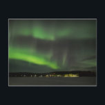 Aurora borealis i vykortet himmel vykort<br><div class="desc">Vykort med grönt av aurora borealis (norra ljus) på natten himmel över ett fruset sjö i Lappland.</div>