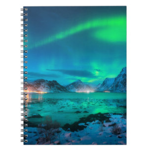 Aurora borealis över havet kusten, snöberget anteckningsbok
