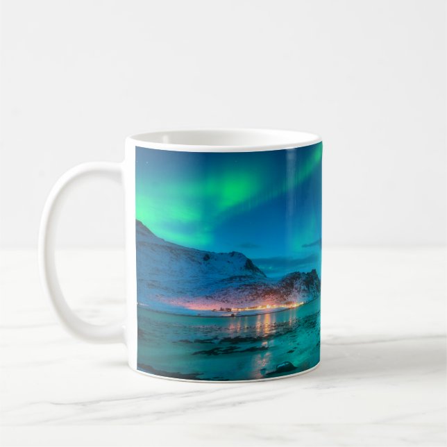 Aurora borealis över havet kusten, snöberget kaffemugg (Vänster)
