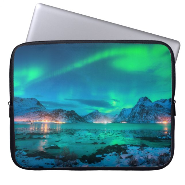 Aurora borealis över havet kusten, snöberget laptop fodral (Framsidan)