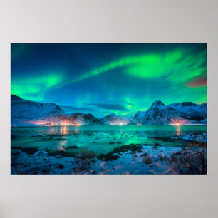 Aurora borealis över havet kusten, snöberget poster