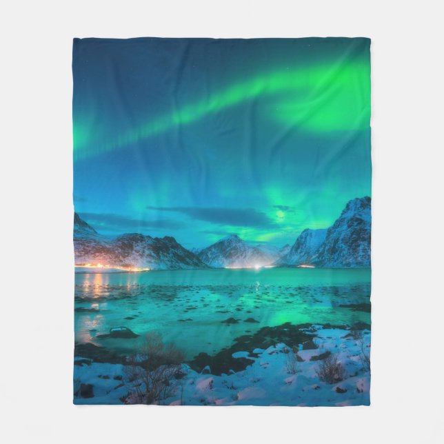 Aurora borealis over the sea coast, snowy mountain fleecefilt (Framsidan)