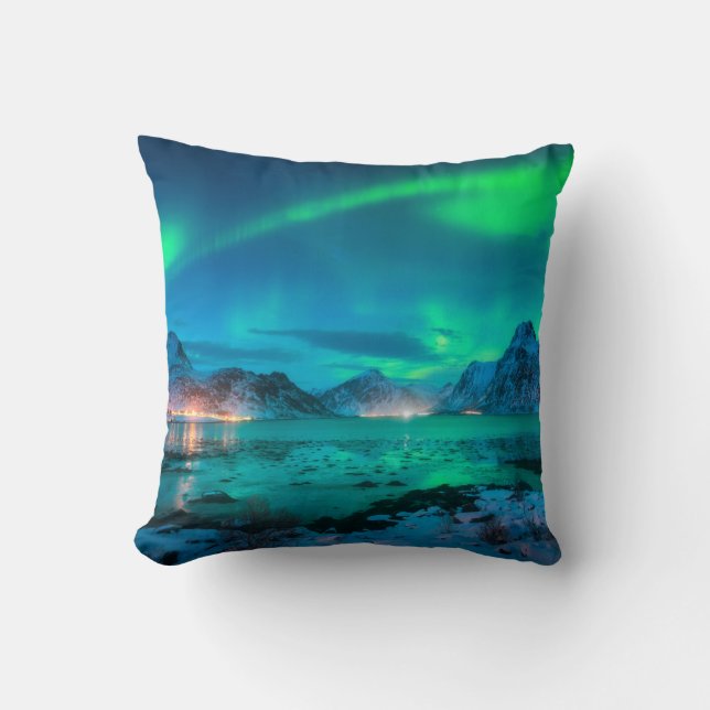 Aurora borealis over the sea coast, snowy mountain kudde (Framsida)