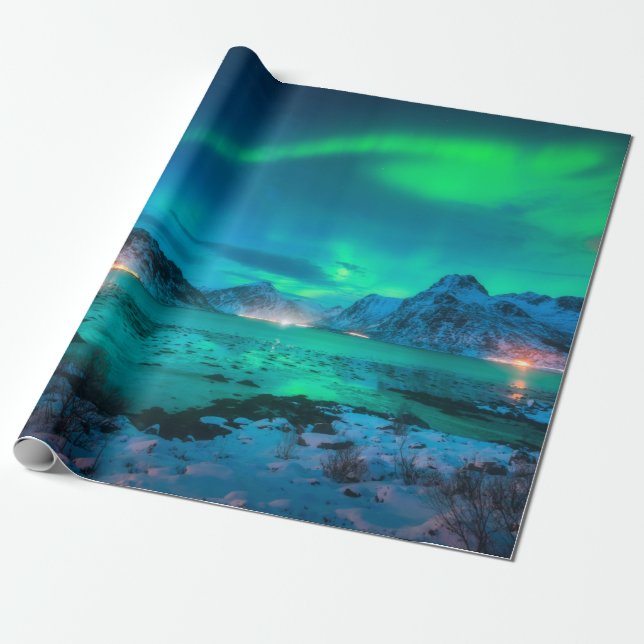 Aurora borealis over the sea coast, snowy mountain presentpapper (Utrullad)