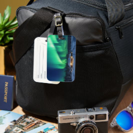 Aurora borealis över vinterkabinen bagagebricka