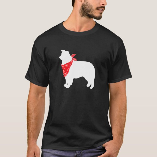 Aussie Australian shepherd Hund Wearing Red Bandan T Shirt (Framsida)