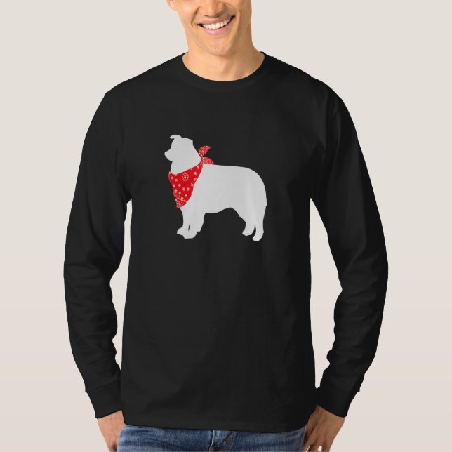 Aussie Australian shepherd Hund Wearing Red Bandan T Shirt (Framsida)