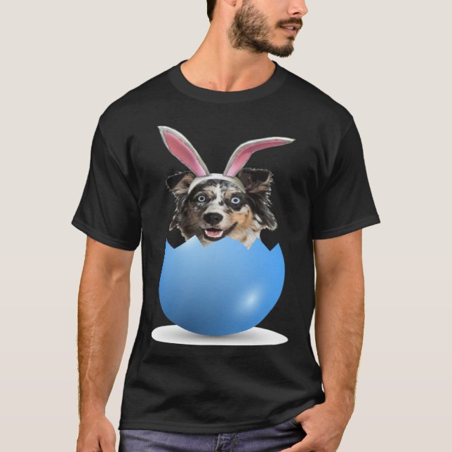 Aussie Dog  Easter Bunny Egg Hunt Australian Sheph T Shirt (Framsida)