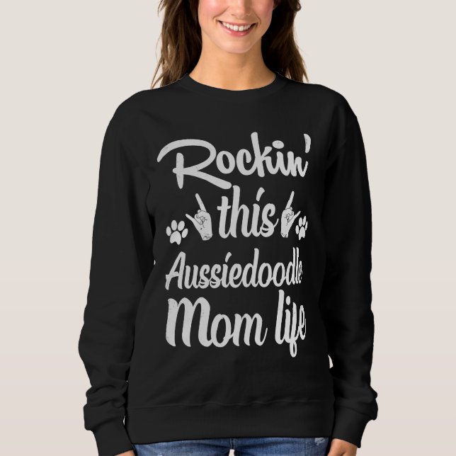 Aussiedoodle Mom Rockin' This Dog Mom life Owner M T Shirt (Framsida)