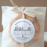 Austin Skyline | Välkomsthälsoförmån för Bröllop Runt Klistermärke<br><div class="desc">Förbättra ditt bröllop välkomna paket eller evenemangets party favors med en anpassningsbar av välkomstklistermärken! Dessa eleganter, men små stil-klistermärken, är skräddarsydda för ett bröllop som tar ställe i den vackra staden Wichita. De har en modern dekoskylin där namn i staden är inbyggt under. All inslag i designen, inklusive inslag, är...</div>