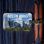 Austin Texas City Skyline Photography Bagagebricka<br><div class="desc">Den moderna Austin Texas bagagemärkningen har vackra blå himmel och moln ovanför stadskylten. Hela det nya byggnaden mot den söt grönt träd som symboliserar skönheten i stadens centrum och ställe. En Underbar resegåva för en besökare eller en lokal australisk som gärna vill utforska Butler Park, Liz Carpenter stänk pad och...</div>