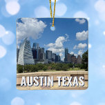 Austin Texas City Skyline Photography-jul Julgransprydnad Keramik<br><div class="desc">Den moderna julprydnaden i Austin Texas har vackra blå himmel och moln ovanför stadens skylt. Hela det nya byggnaden mot den söt grönt träd som symboliserar skönheten i stadens centrum och ställe. En Underbar resegåva för en besökare eller en lokal australisk som gärna vill utforska Butler Park, Liz Carpenter stänk...</div>