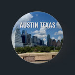 Austin Texas City Skyline Photography Knapp<br><div class="desc">Den moderna Austin Texas-knappen har vackra blå himmel och moln ovanför stadens skylt. Hela det nya byggnaden mot den söt grönt träd som symboliserar skönheten i stadens centrum och ställe. En Underbar resegåva för en besökare eller en lokal australisk som gärna vill utforska Butler Park, Liz Carpenter stänk pad och...</div>