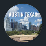 Austin Texas City Skyline Photography Magnet<br><div class="desc">Den moderna Austin Texas-magnet har vackra blå himmel och moln ovanför stadens skylt. Hela det nya byggnaden mot den söt grönt träd som symboliserar skönheten i stadens centrum och ställe. En Underbar resegåva för en besökare eller en lokal australisk som gärna vill utforska Butler Park, Liz Carpenter stänk pad och...</div>
