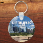 Austin Texas City Skyline Photography Nyckelring<br><div class="desc">Den moderna nyckelkedjan Austin Texas har vackra blå himmel och moln ovanför stadens skylt. Hela det nya byggnaden mot den söt grönt träd som symboliserar skönheten i stadens centrum och ställe. En Underbar resegåva för en besökare eller en lokal australisk som gärna vill utforska Butler Park, Liz Carpenter stänk pad...</div>