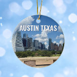 Austin Texas Skyline Souvenir jul Julgransprydnad Keramik<br><div class="desc">Den moderna prydnadsgåvan från Austin Texas i souvenir har vackra blå himmel och moln ovanför stadskylten. Hela det nya byggnaden mot den söt grönt träd som symboliserar skönheten i stadens centrum och ställe. En Underbar resegåva för en besökare eller en lokal australisk som gärna vill utforska Butler Park, Liz Carpenter...</div>