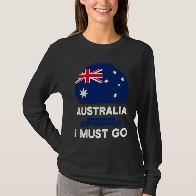 Australia Is Calling I Must Go Australian Flag Her T Shirt (Framsida)