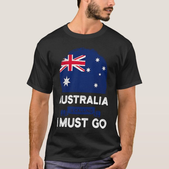 Australia Is Calling I Must Go Australian Flag Her T Shirt (Framsida)