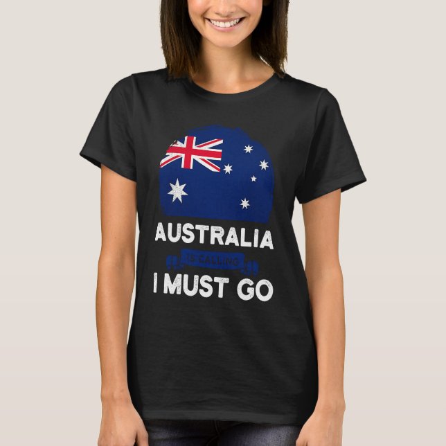 Australia Is Calling I Must Go Australian Flag Her T Shirt (Framsida)