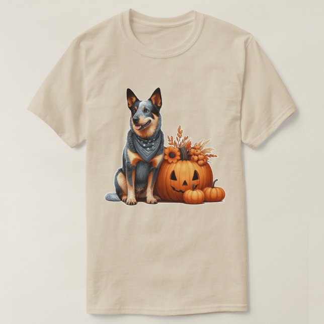 Australian Cattle Hund Beside a Jack-O-Lantern T Shirt (Design framsida)