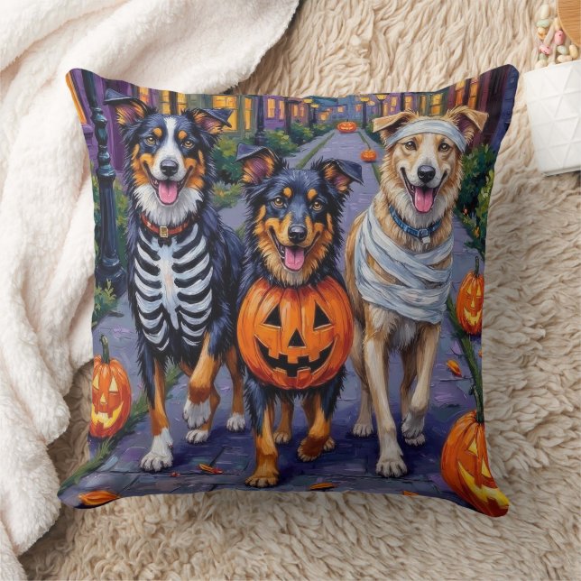 Australian Shepherd busar på godis på Halloween Kudde (Filt)