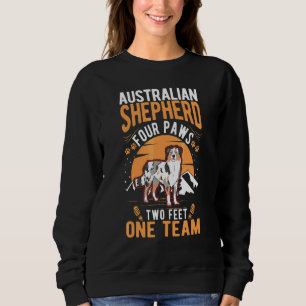Australian Shepherd fyra tassar två fötter ett tea T Shirt