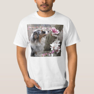 Australian shepherdhunden sniffar den Magnoia Tee Shirt