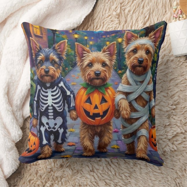 Australian Terrier Trick-or-Treating in Halloween Kudde (Filt)