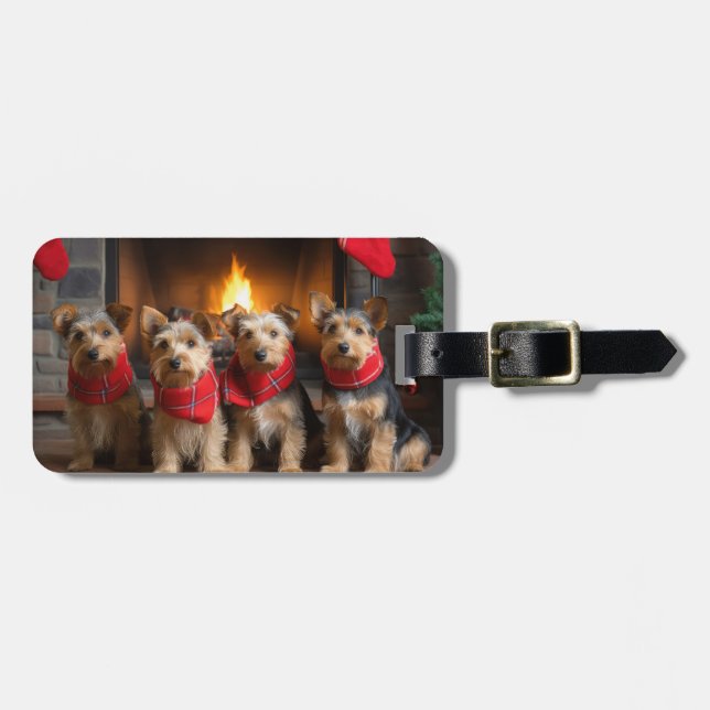 Australian Terrier vid brasan jul Bagagebricka (Horisontell Framsida)