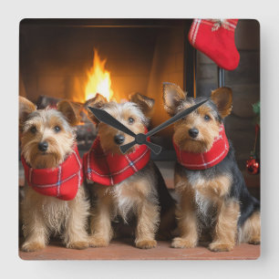 Australian Terrier vid brasan jul Fyrkantig Klocka