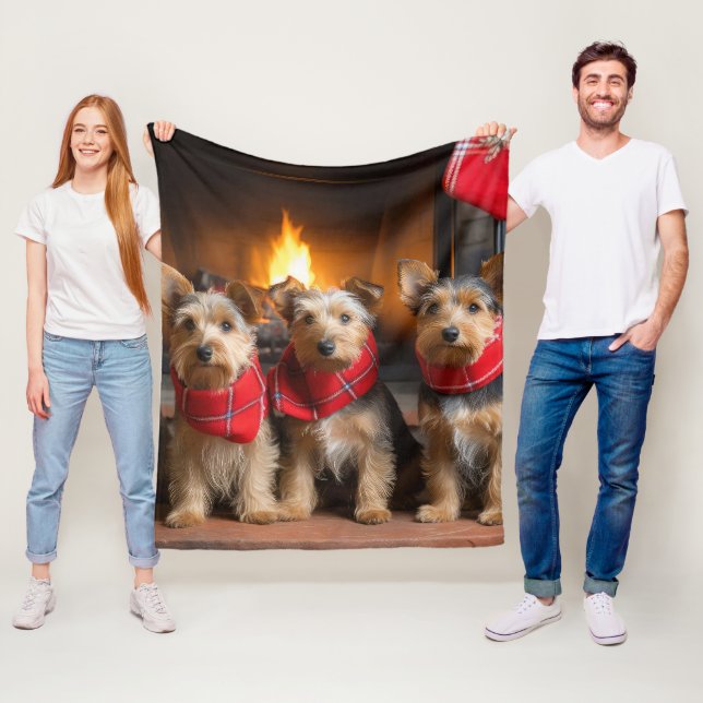 Australian Terrier vid öppen spis jul Fleecefilt (På plats)