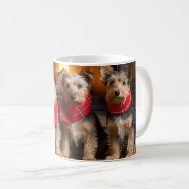 Australian Terrier vid öppen spis jul Kaffemugg (Framsida höger)
