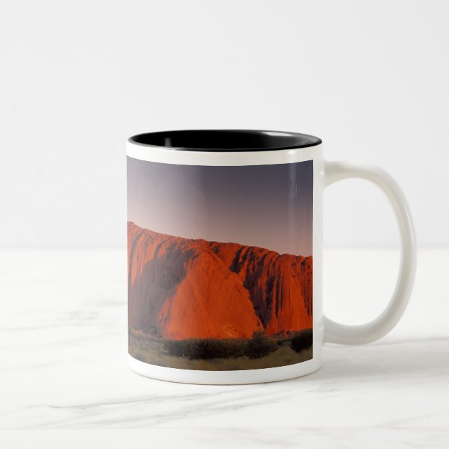 Australien, Uluru nationalpark. Uluru eller Två-Tonad Mugg (Höger)