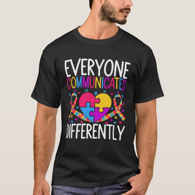Autism Awareness  Everyone Communicates Differentl T Shirt (Framsida)