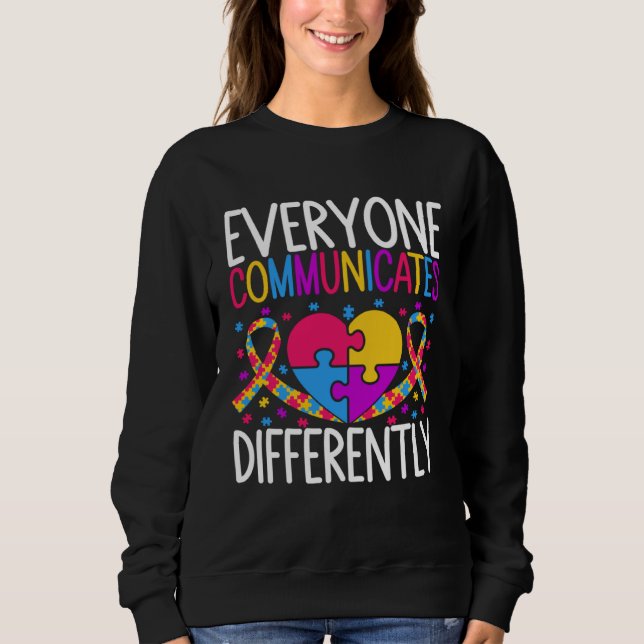 Autism Awareness  Everyone Communicates Differentl T Shirt (Framsida)