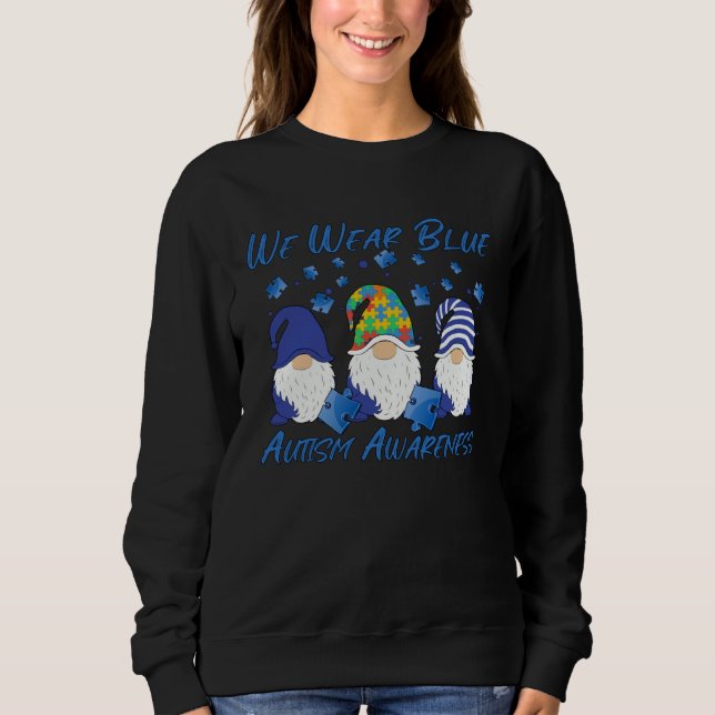 Autism Awareness We Wear Blue Puzzle Gnomes Holdin T Shirt (Framsida)