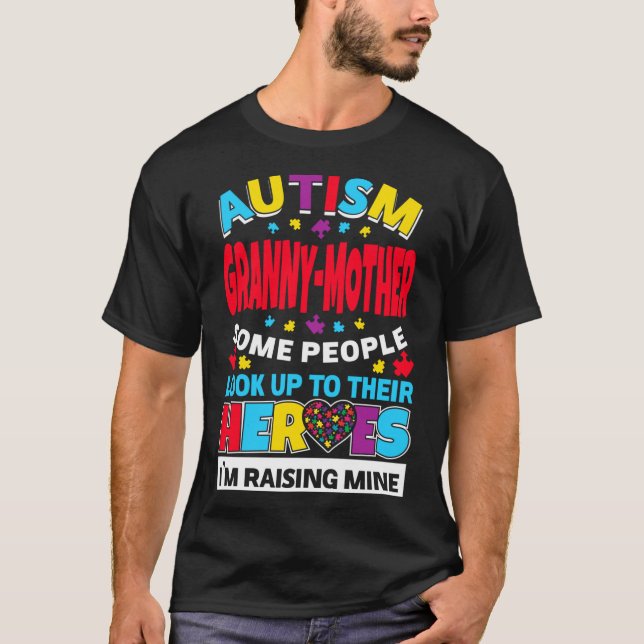 Autism Granny Mor människor vaktar sina hjältar R T Shirt (Framsida)