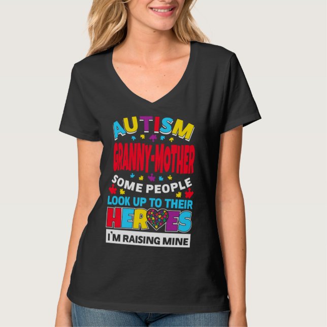 Autism Granny Mor människor vaktar sina hjältar R T Shirt (Framsida)