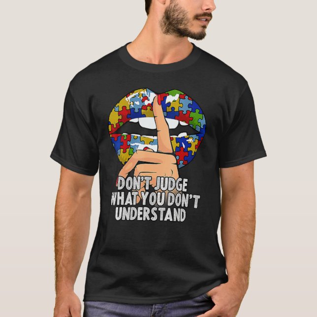 Autism Läppar dömer inte vad du inte förstår T Shirt (Framsida)