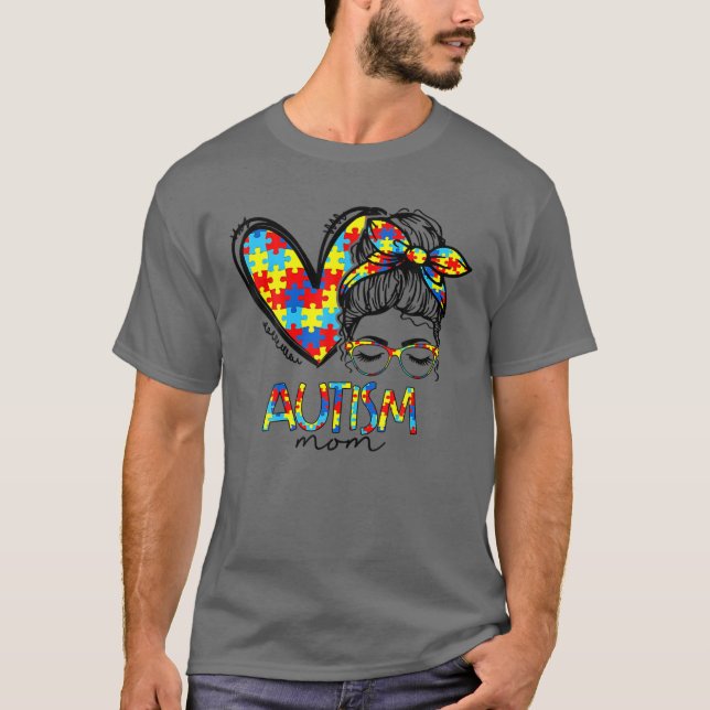 Autism Mamma Heart Messy Bun Sunglasses Bandana Mo T Shirt (Framsida)