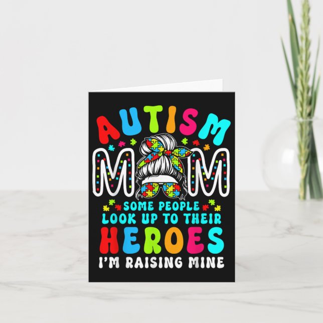 Autism Mamma Raising Hero Groovy Messy Bun Autism  Kort (Framsida)