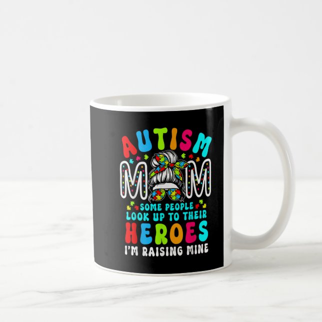 Autism Mamma Raising Hero Groovy Messy Bun Kaffemugg (Höger)