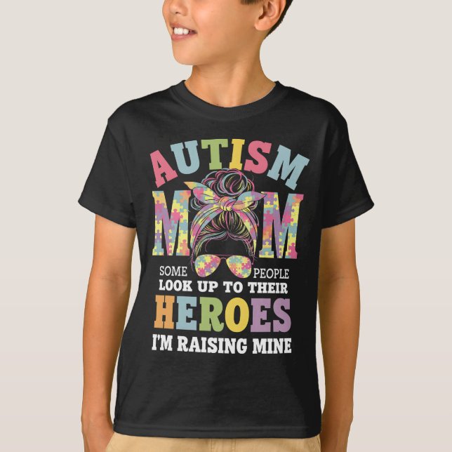 Autism Mamma Raising Hero Messy Bun Autistic T Shirt (Framsida)
