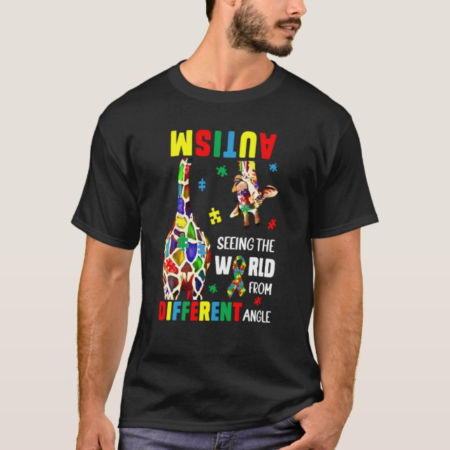 Autism Seeing The World From Different Angle Giraf T Shirt (Framsida)