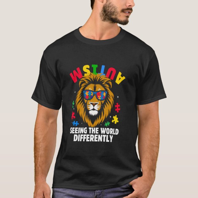 Autism Ser Världen Annorlunda Medvetenhet Lejon T Shirt (Framsida)