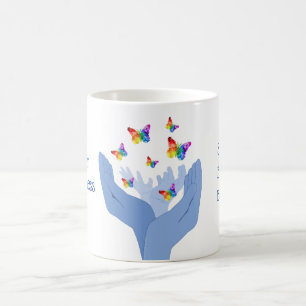 Autismmedvetenhethänder som frigör fjärilar kaffemugg