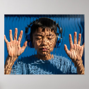 Autistisk, asiatisk barnpojke med blått brus instä poster