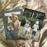 Autograf | God jul Lodrät Photo Julkort<br><div class="desc">Skicka semesterhälsningar till vänner och familj i chic stil med våra fotokort för elegant. Designen innehåller ditt favoritfoto med lodrät eller porträtt med God jul överlagrad text längs överkanten i ett vitt skript. Anpassa till din familj namn och året därunder och lägg till ytterligare tre foton till baksidan tillsammans med...</div>